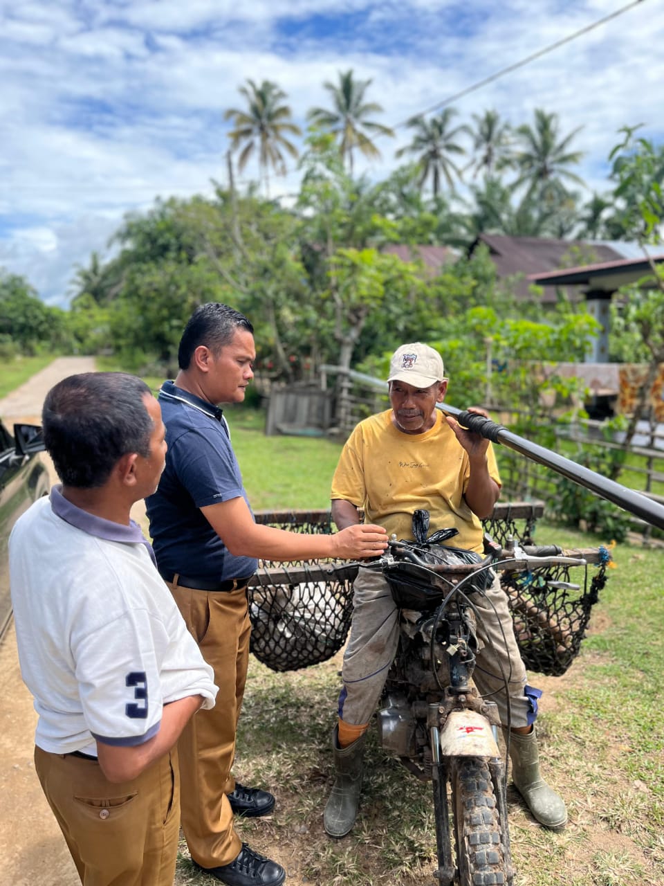 Kepala Dinas Kominfo Pessel, Wendi, saat menyalurkan bantuan Telkom secara langsung kepada masyarakat yang terdampak di kecamatan Lengayang.  (Dok Kominfo)