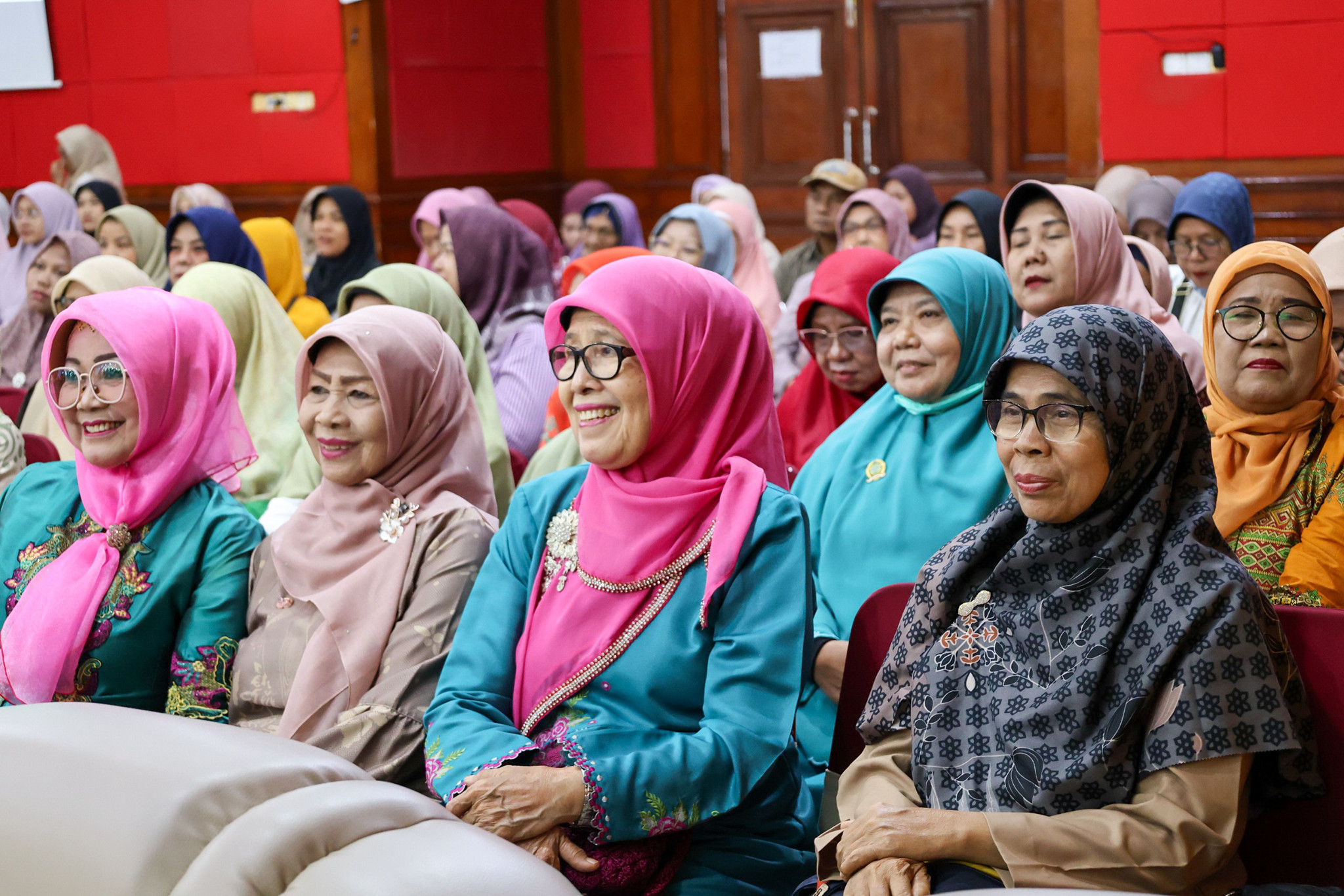 Peserta Seminar dan Workshop Kesehatan Pencegahan Komplikasi Diabetes dan Hipertensi di Masa Pascabencana yang berlangsung di Aula Balaikota Pariaman, Selasa (9/12/2025).