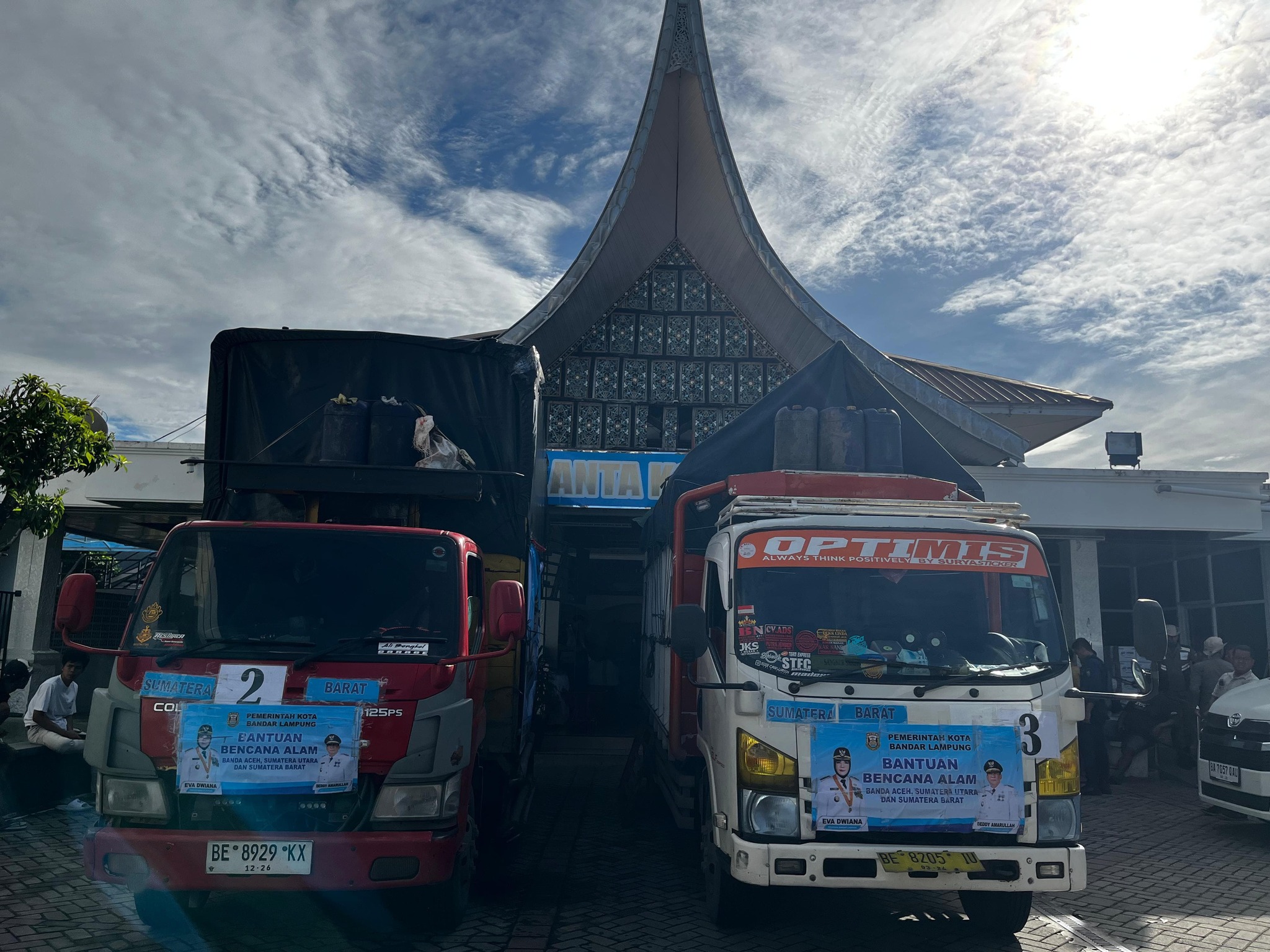 Pemko Bandar Lampung serahkan bantuan Rp200 juta untuk korban banjir Padang, disalurkan melalui Posko Utama dan posko kecamatan terdampak.