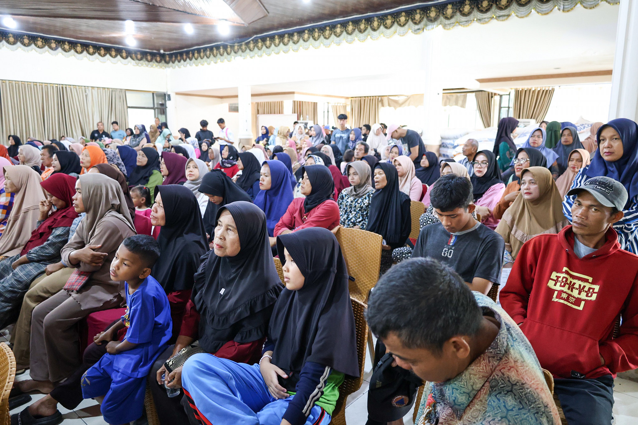 Penyerahan Bantuan Penyediaan Permakanan bagi penyandang disabilitas telantar, anak telantar, lansia telantar, gelandangan dan pengemis di luar panti sosial, di Rumdin Wali Kota Pariaman.