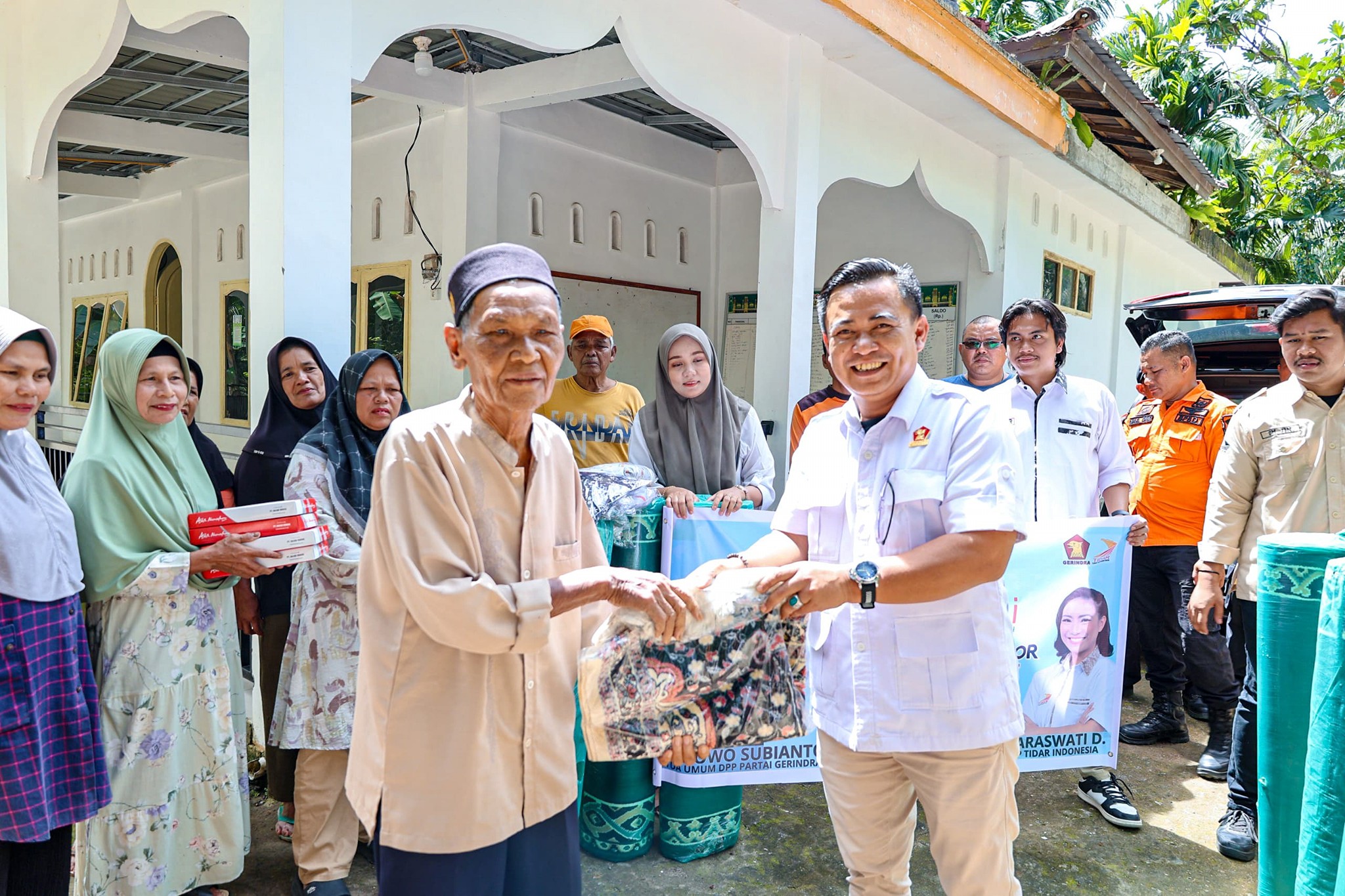 Pemko Pariaman bersama TIDAR Peduli menyalurkan bantuan perlengkapan ibadah untuk Mushala Nurul Iman yang terdampak banjir di Dusun Rimbo Sitapuang, Pariaman.