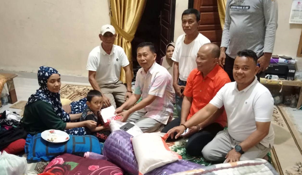 TETAP TEGAR: Rahmi Wiristya (kiri) tenaga harian lepas yang selamat dari galodo di Salarehaie, Kecamatan Palembayan, Kabupaten Agam, beberapa hari lalu.
