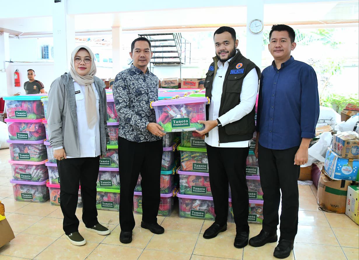 Wali Kota Padang Fadly Amran menerima bantuan 300 paket sembako dari Tanoto Foundation.