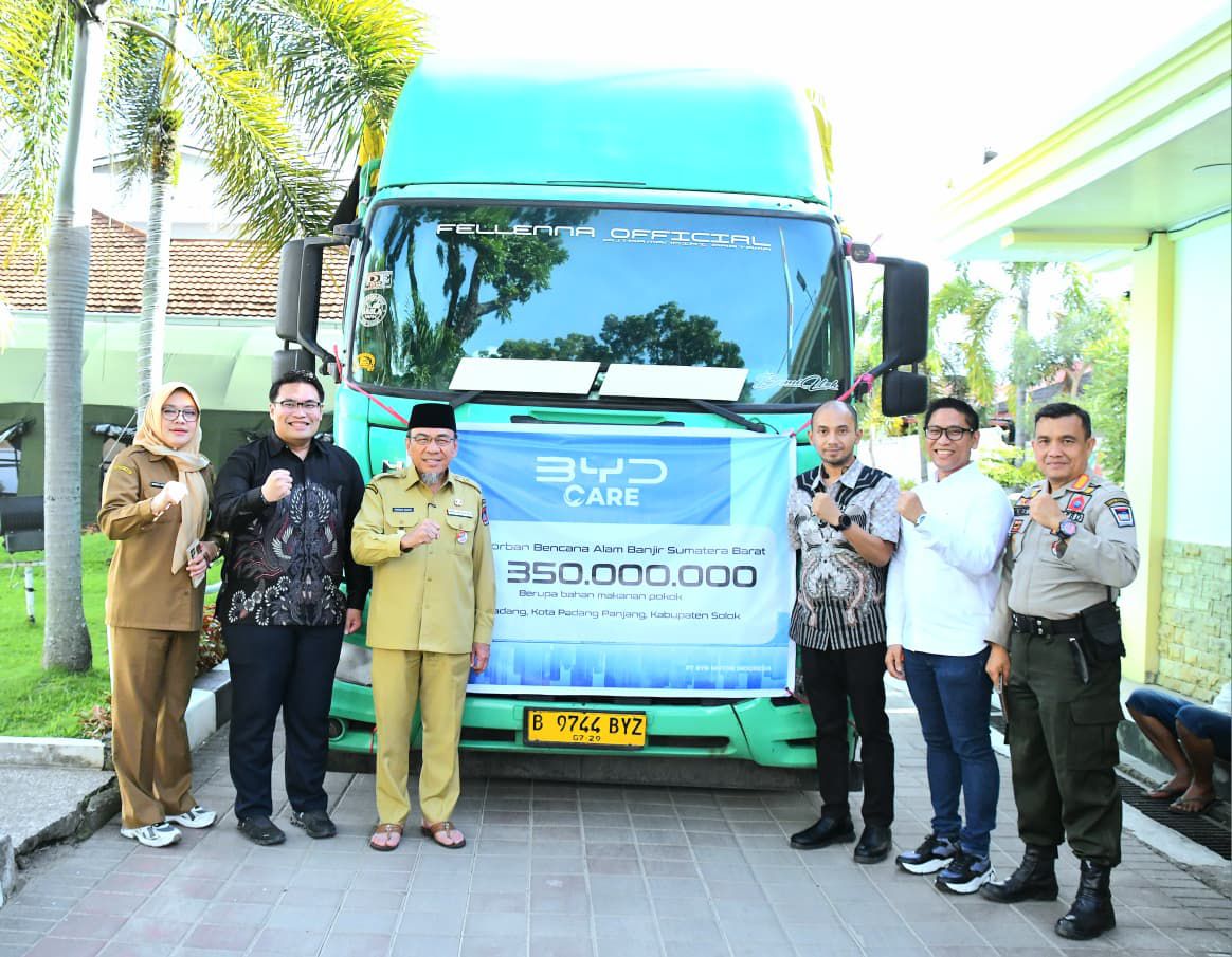 Wakil Wali Kota Padang Maigus Nasir menerima bantuan 1.600 dus mie instan dari PT Build Your Dreams (BYD) Motor Indonesia.