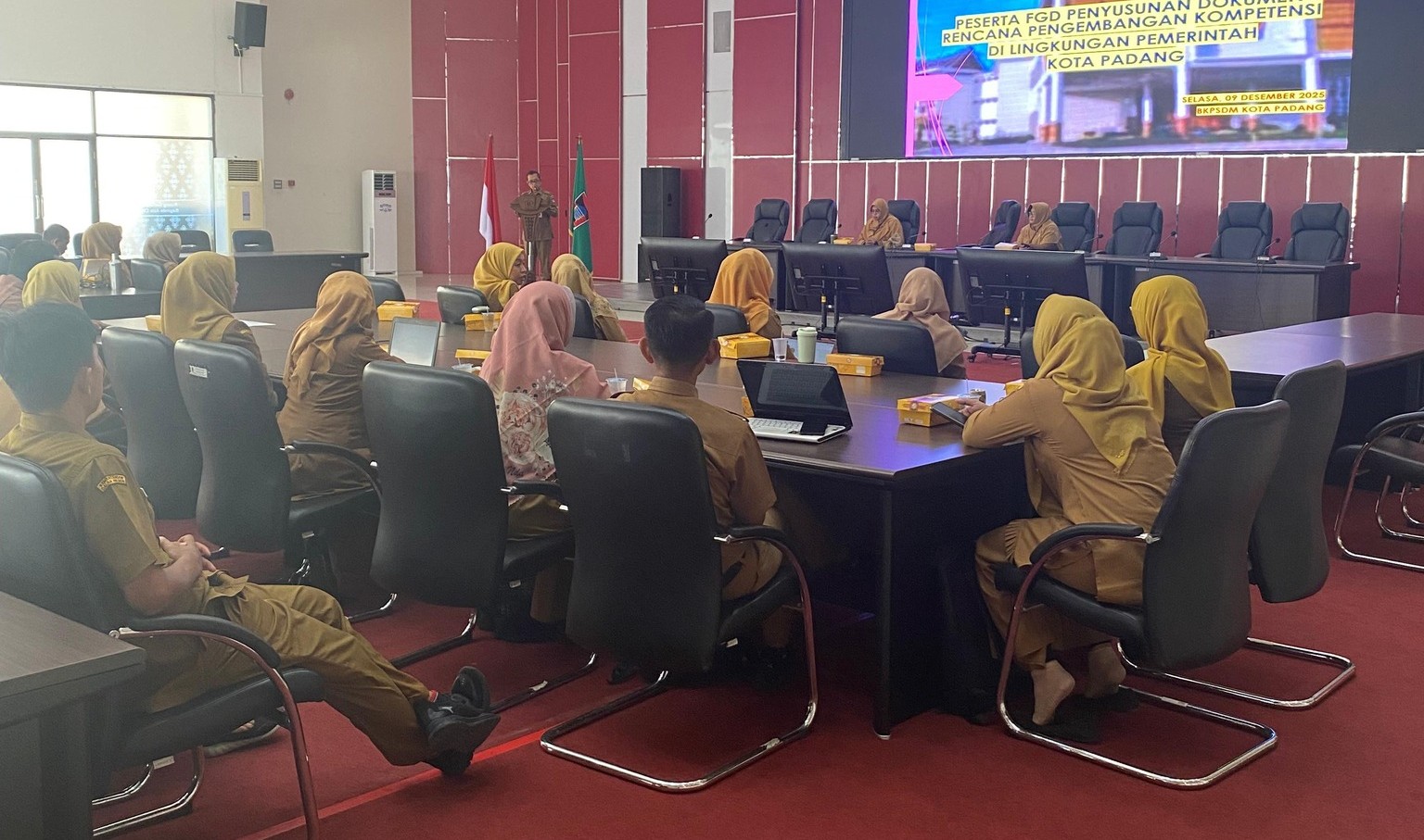 BKPSDM Padang menggelar FGD Penyusunan Dokumen Rencana Pengembangan Kompetensi di Lingkungan Pemko Padang, Selasa (9/12/2025).