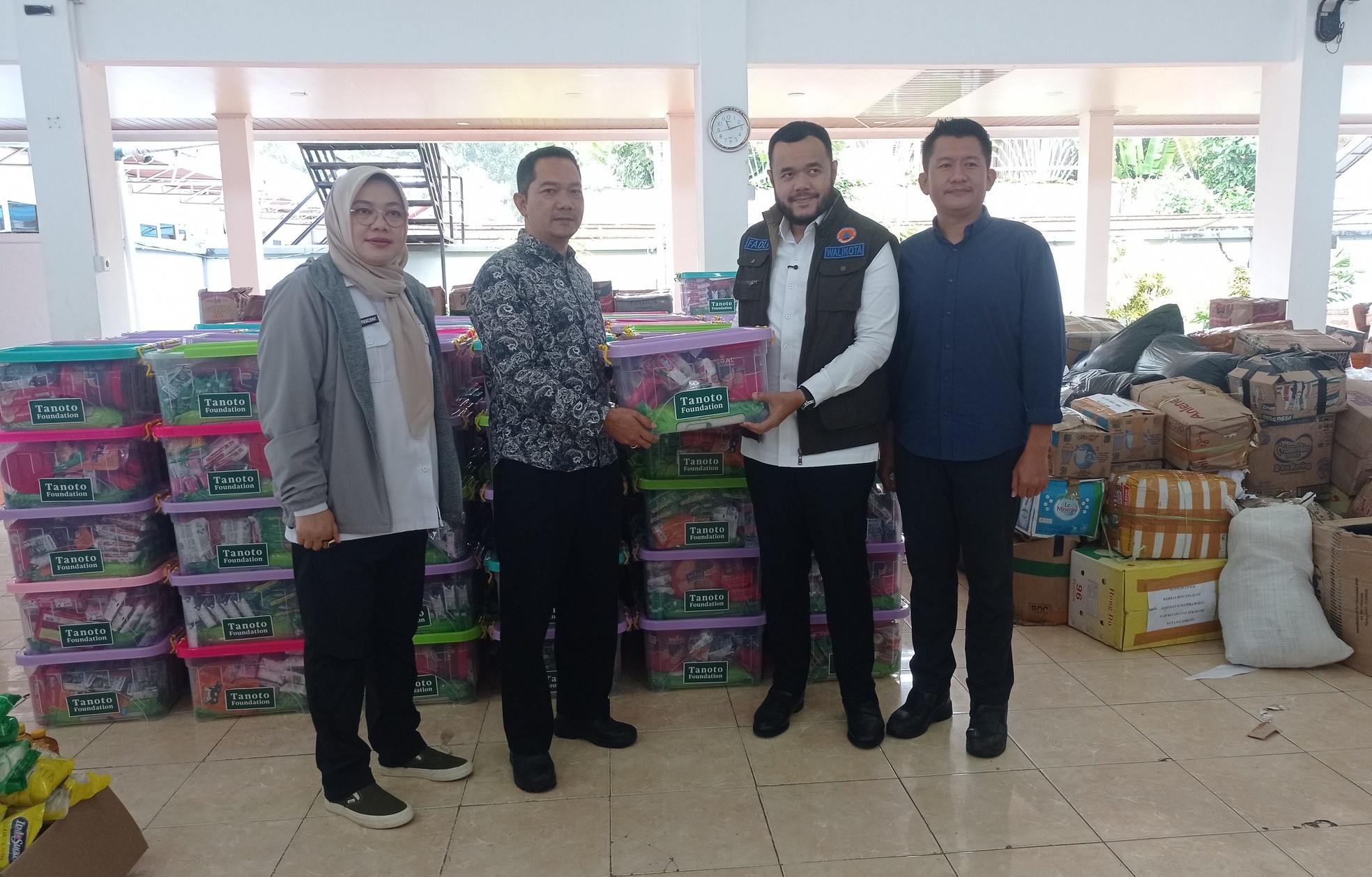 Tanoto Foundation menyalurkan bantuan sebanyak 300 family paket melalui Posko Bantuan Utama Rumah Dinas Walikota Padang, Rabu (10/12/2025).
