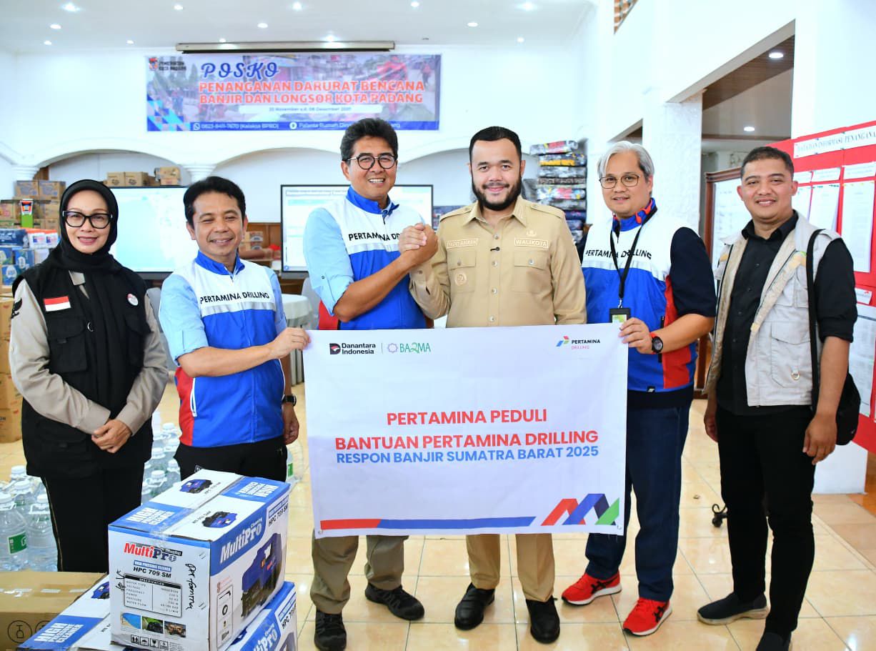 Wali Kota Padang Fadly Amran menerima bantuan 50 unit tangki air dan 5 unit power sprayer dari Pertamina Drilling Service Indonesia.