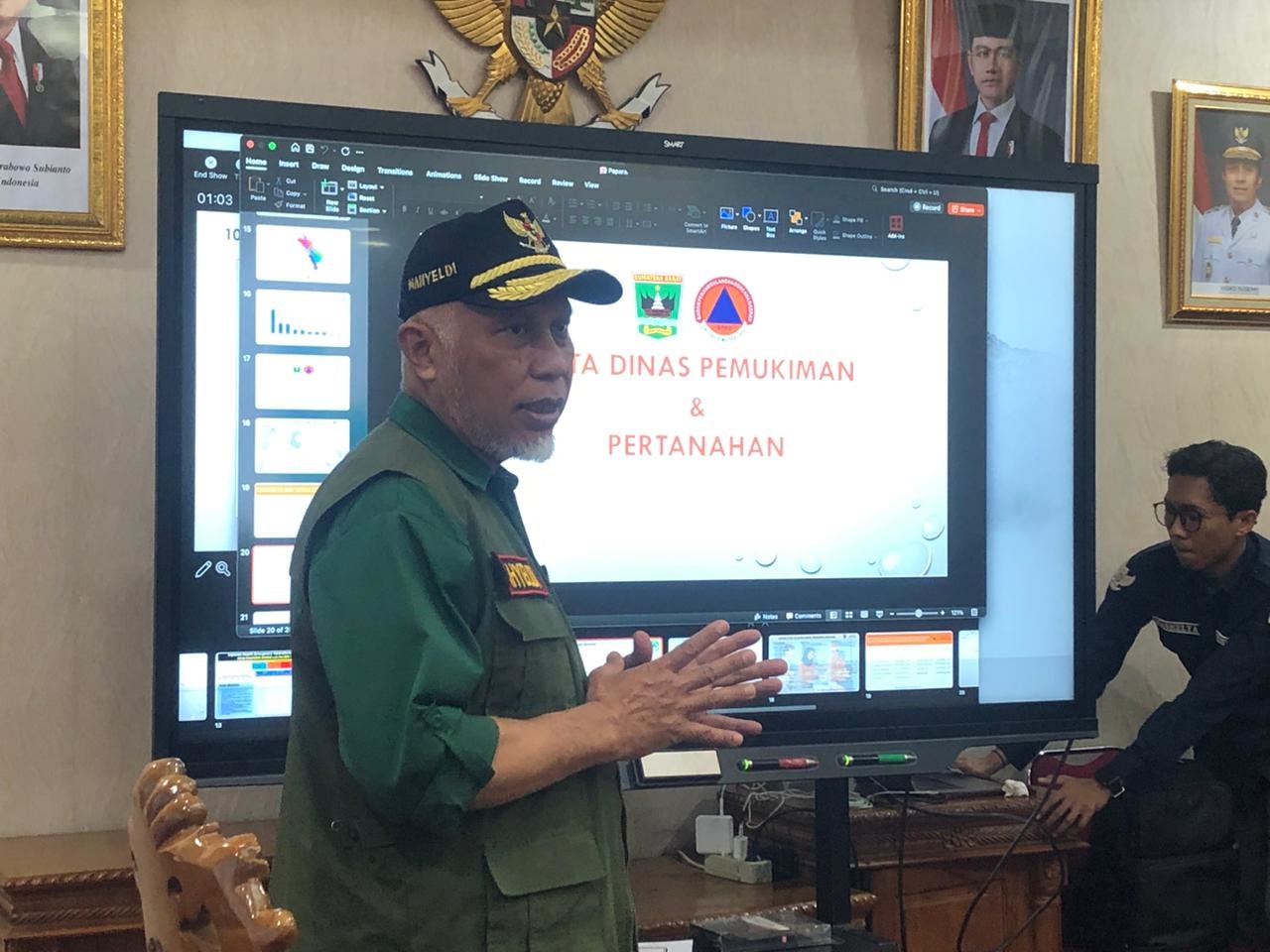 FOKUS PEMULIHAN:Gubernur Sumatera Barat, Mahyeldi Ansharullah, memberikan keterangan pers di kantor Gubernur, Padang, terkait perpanjangan status tanggap darurat bencana hidrometeorologi.
