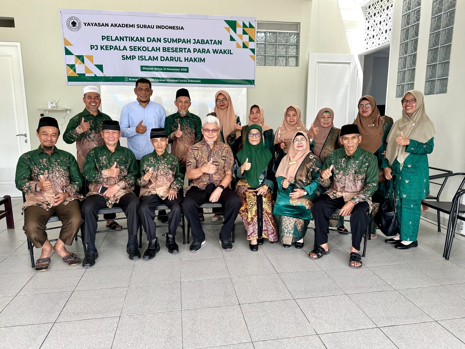 SINERGI: Pendiri dan Pembina Yayasan Akademi Surau Indonesia, Dr. Irfan Fachruddin, bersama pengurus yayasan dan anggota DPRD, M. Fajar Rillah Vesky, seusai pelantikan kepala SMP Islam Darul Hakim.