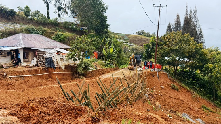 TERSAMBUNG KEMBALI: Akses jalan utama di Jorong Batuputiah, Nagari Alahanpanjang, Kecamatan Lembah Gumanti, Kabupaten Solok yang terputus akibat longsor akhir November lalu, kini mulai tersambung.