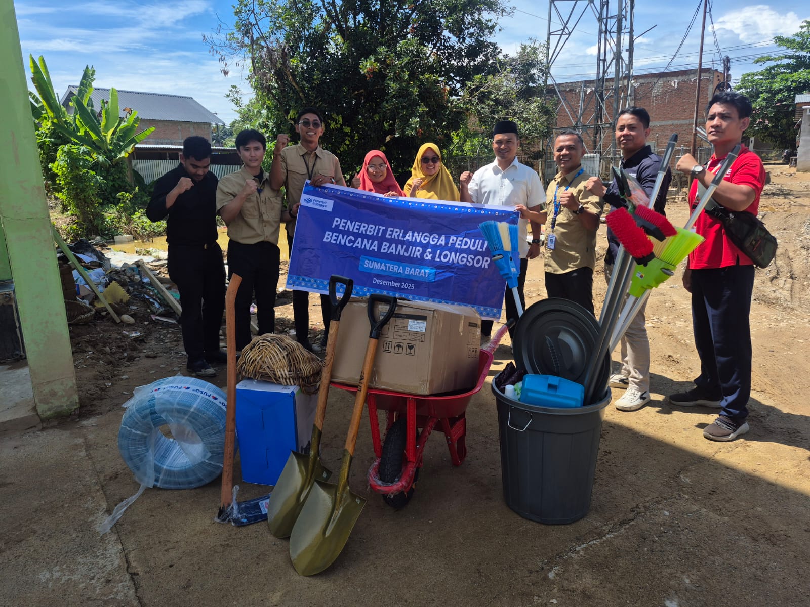 Erlangga Padang menyalurkan bantuan alat kebersihan untuk 10 sekolah di Padang yang terdampak banjir guna mendukung pemulihan kegiatan belajar.