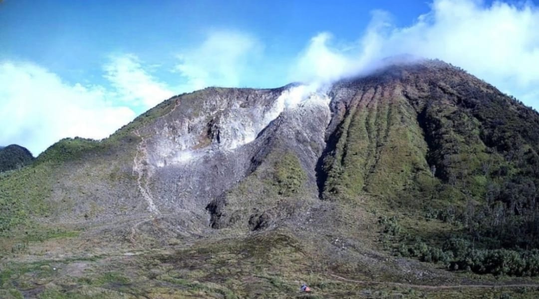 Status Gunung Talang dinaikkan ke Level II Waspada akibat lonjakan gempa vulkanik, masyarakat diminta menjauhi radius dua kilometer dari kawah.