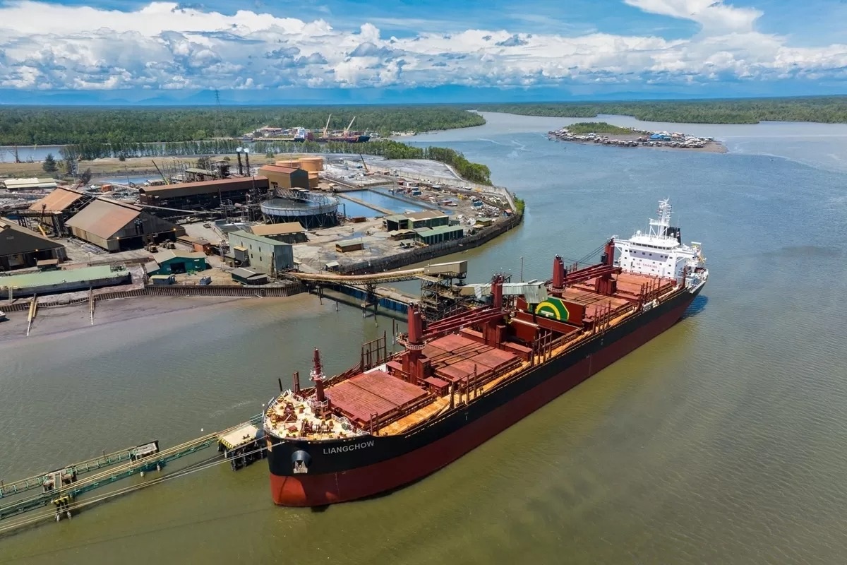 PT Freeport Indonesia mulai mengirim konsentrat ke PT Smelting melalui Pelabuhan Amamapare, Kabupaten Mimika, Papua pasca insiden longsor di tambang Grasberg Block Cave.