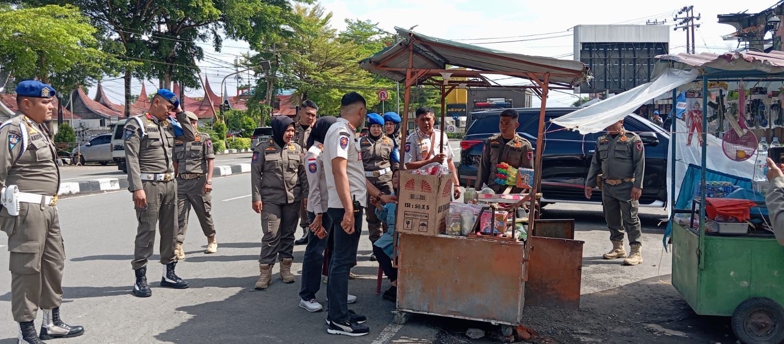 TEGURAN: Petugas Satpol PP Payakumbuh berdialog dengan pedagang saat melakukan penertiban PKL yang berjualan di badan jalan di kawasan Simpang Benteng&ndash;SMP Negeri 1 Payakumbuh, Selasa (9/12).
