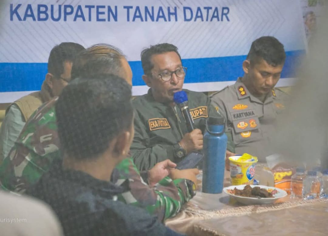 Bupati Eka Putra memimpin rapat evaluasi perpanjangan masa tanggap darurat di Posko Bantuan Utama Batu Taba, Batipuh Selatan, Senin (8/12/2025) malam.(Foto: Prokopim)