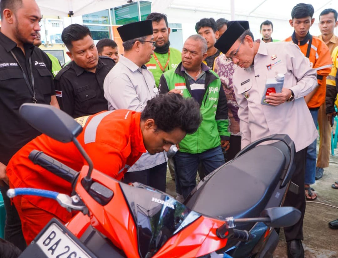 Wawako Padang Maigus Nasir meninjau layanan servis motor gratis bagi 300 pengemudi ojol di Kantor Baznas Kota Padang. (Foto: Prokopim)