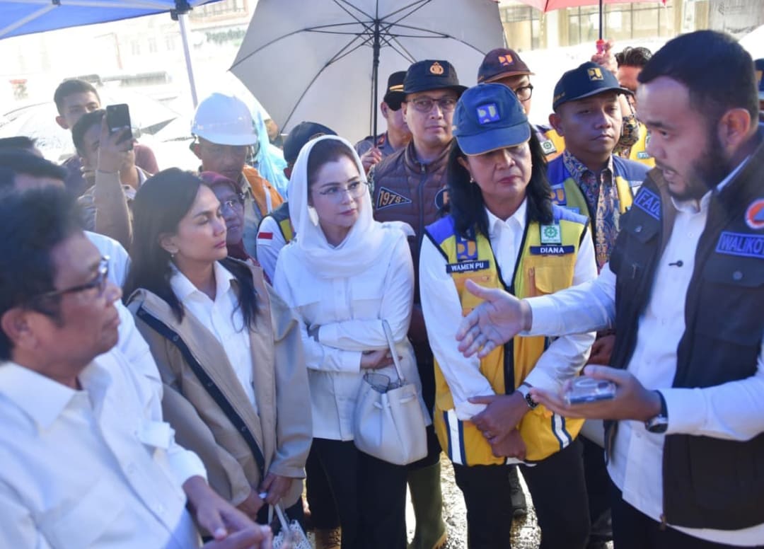 Wali Kota Padang Fadly Amran bersama Komisi V DPR RI meninjau kerusakan DAS Batang Kuranji akibat banjir bandang, Rabu (10/12/2025).(Foto: Prokopim)