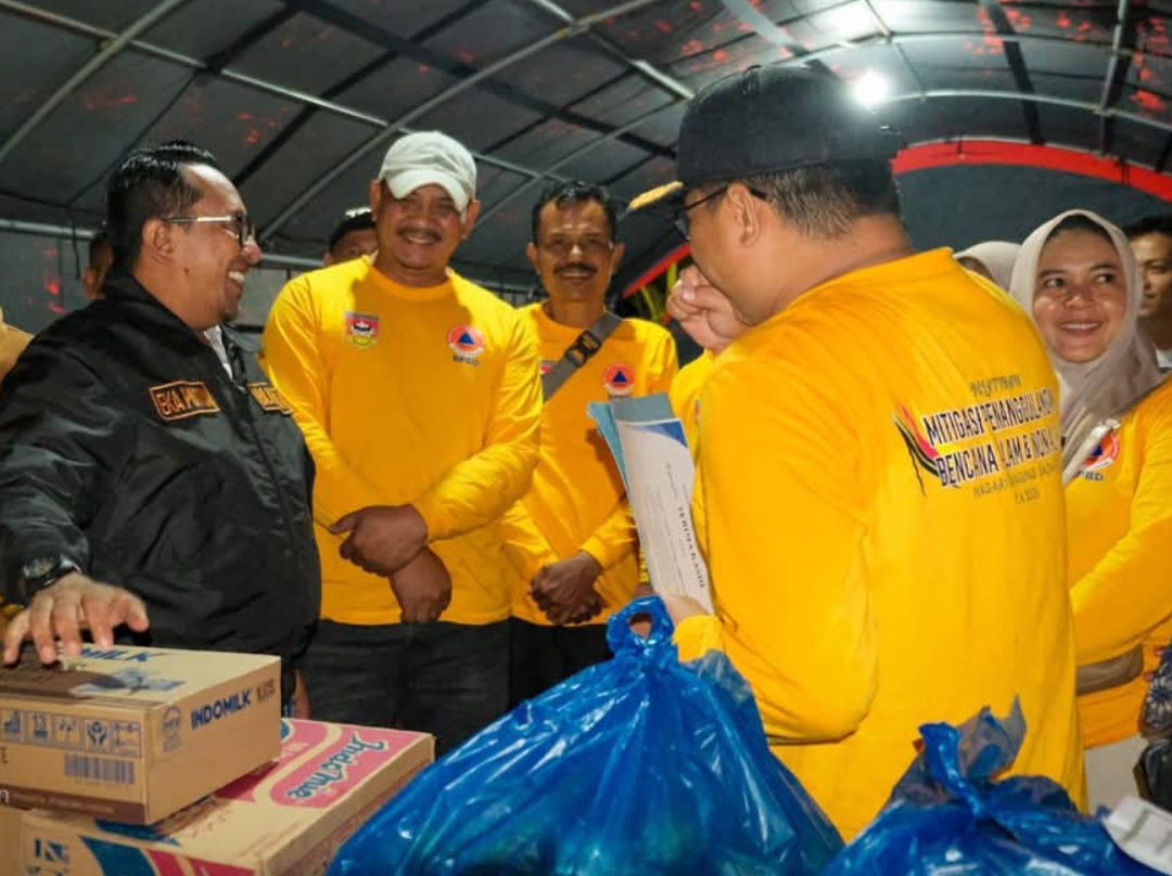 Bupati Tanahdatar Eka Putra menerima bantuan dari Nagari Tanjung Gadang di Posko Utama Bencana Batu Taba, Selasa malam.(Foto: Prokopim)