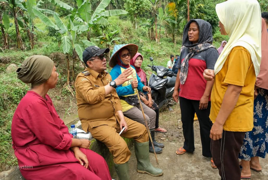 Bupati Tanahdatar Eka Putra berbincang dengan warga Subarang Luak yang sempat terisolasi sepuluh hari akibat banjir bandang.(Foto: Prokopim)