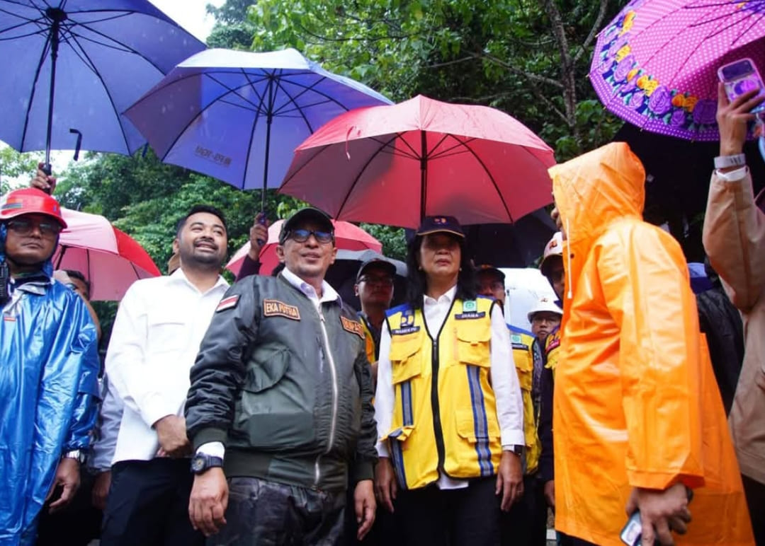 Bupati Tanahdatar Eka Putra bersama Wamen PU Diana Kusumawati meninjau kerusakan jalan di Lembah Anai, Rabu (9/12/2025). (Foto: Prokopim)