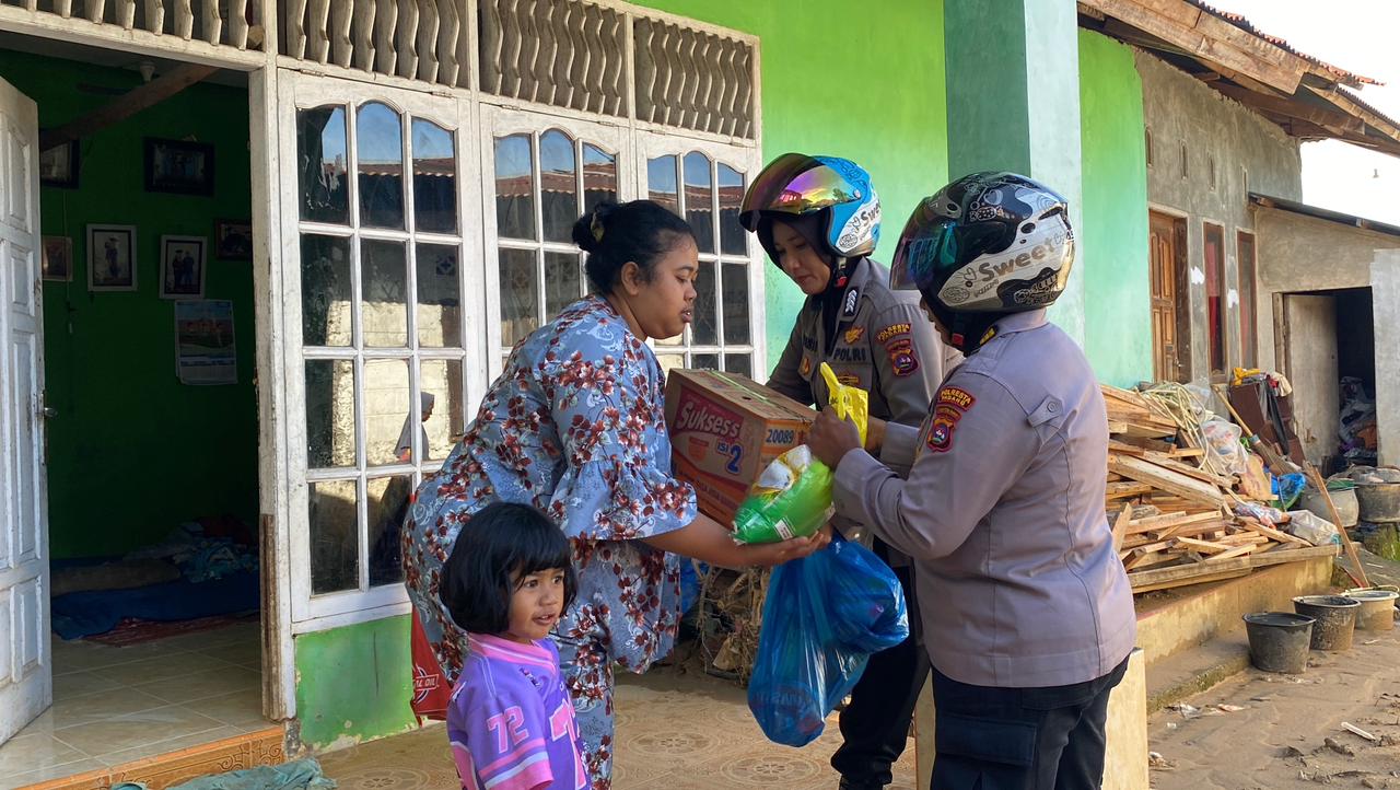 Personel Polresta Padang menyerahkan bantuan kepada warga terdampak bencana di Kota Padang, kemarin.