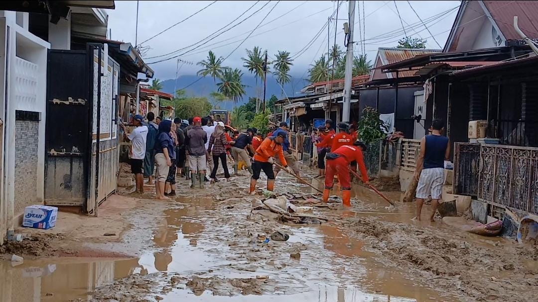 Puluhan personel Mangala Agni Kemenhut dikerahkan untuk membersihkan sedimen pascabanjir di kawasan Komplek Griya Permata II, Kelurahan Tabiang Bandang Gadang, Kecamatan Nanggalo, Selasa (9/12).