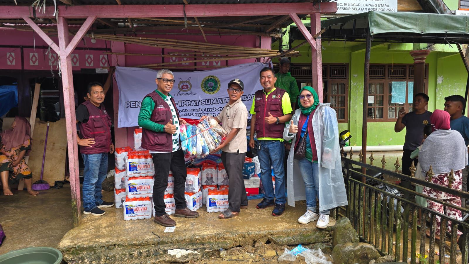 Kabid Sosial dan Penanggulangan Bencana INI&ndash;IPPAT Sumbar, Jayat SH, beserta jajaran INI dan IPPAT Sumbar lainnya saat menyerahkan bantuan logistik untuk korban bencana di Kantor Wali Nagari Pancuang.