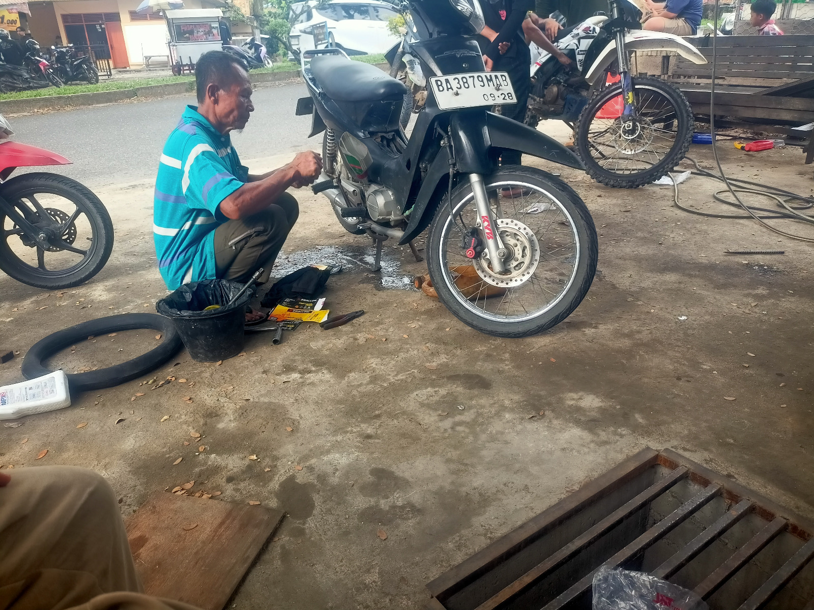 Mekanik di gerbang Unand, Mukiman, tetap setia dengan profesinya yang sudah dikerjakan sejak belasan tahun.