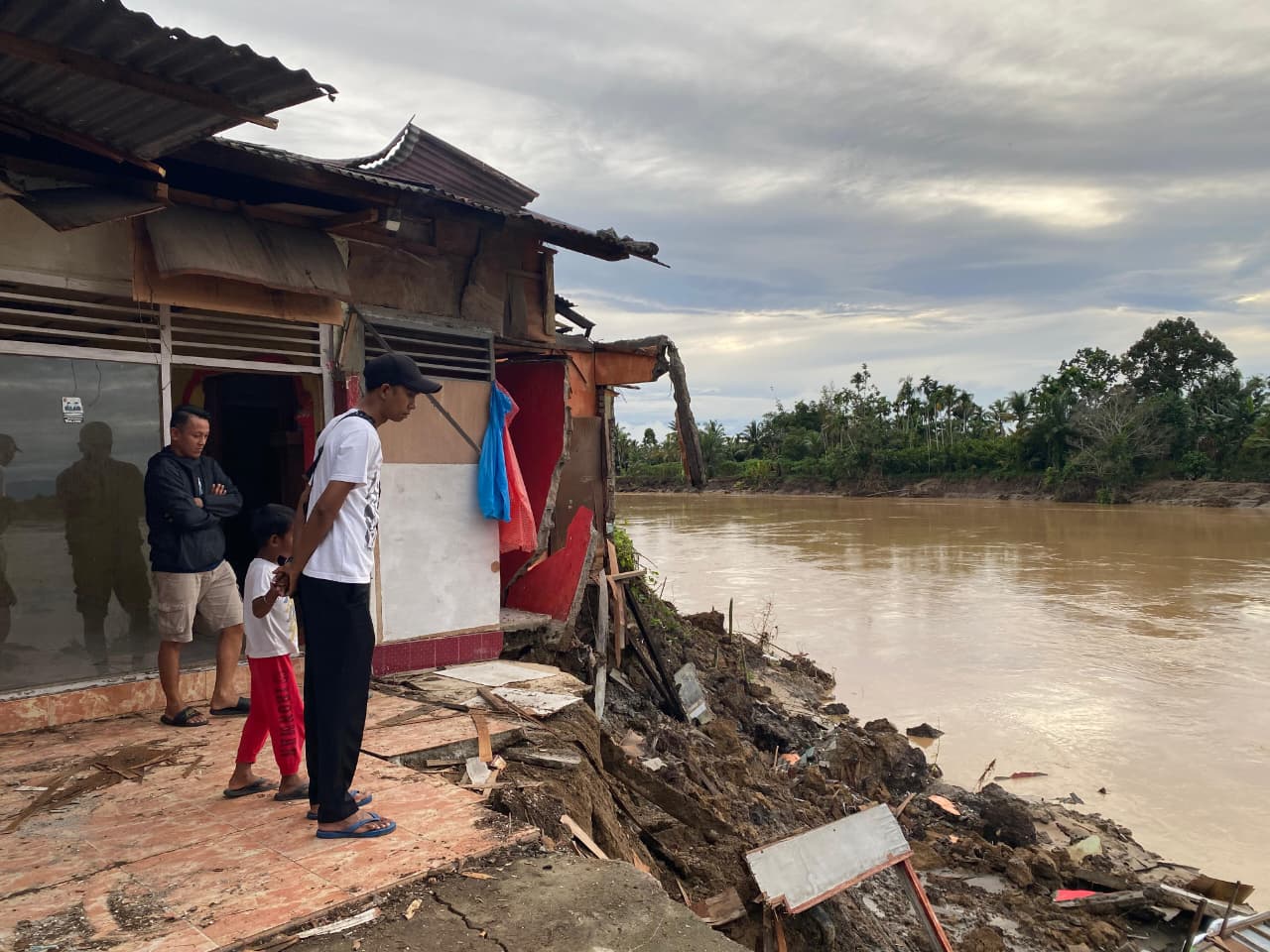 Kondisi beberapa rumah warga di Korong 1 Palapa Saiyo, Sungaibuluh Selatan, Padangpariaman, yang rusak diterjadi aliran Batang Anai, Rabu (10/12/2025).