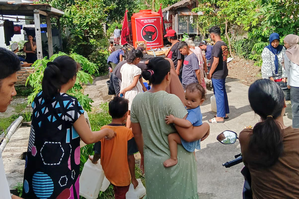 Relawan PDI Perjuangan mengerahkan 25 personel ke wilayah terdampak bencana Sumbar untuk membantu layanan medis, distribusi logistik, dan atasi krisis air bersih.