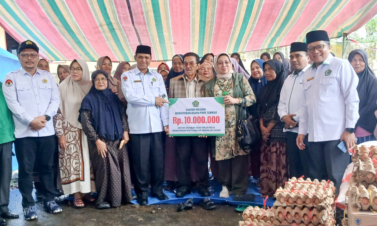 Mak Datuak Dalimi menyalurkan bantuan Rp10 juta bagi warga terdampak banjir&ndash;longsor di Balai Belo, Agam, Senin (8/12/2025).