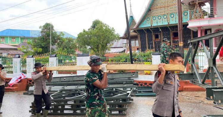 Brimob dan BPBD Kabupaten Solok kebut pembangunan jembatan darurat di Kubung, untuk pulihkan akses warga. (Foto: Dila Kartika Sari/Padeks)