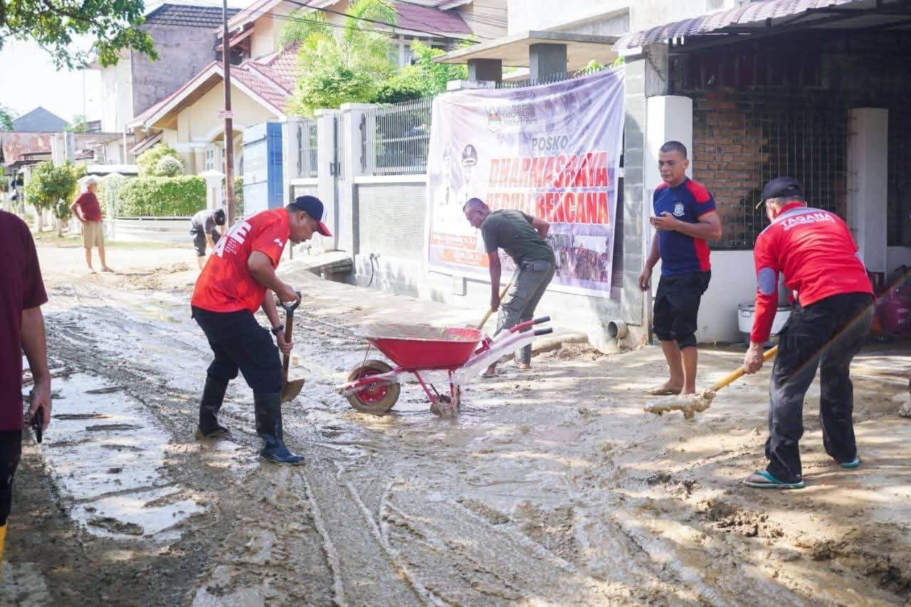 KOMPAK: Plt Asisten I Setda Dharmasraya, Darisman, bersama tim relawan membantu pembersihan pascabanjir di Perumahan Taruko, Kelurahan Tabiang Banda Gadang, Kecamatan Nanggalo, Kota Padang.