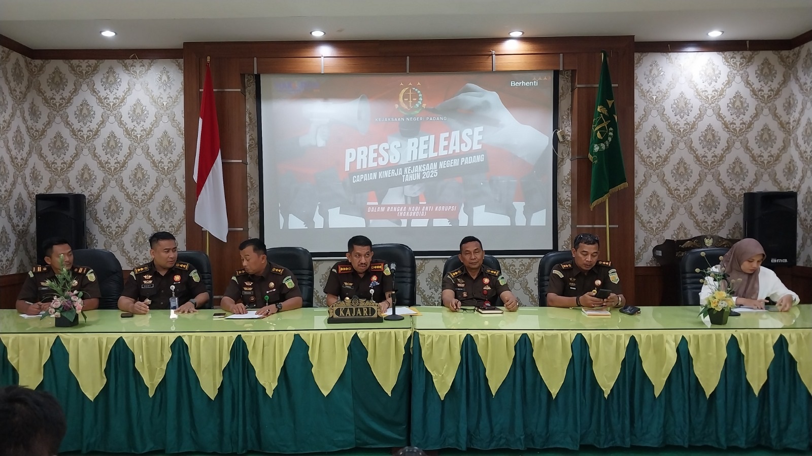 EKSPOS KASUS: Kejari Padang mengumumkan tiga saksi kasus tipikor tidak hadir saat dipanggil pada Press Release Capaian Kinerja Kejari Padang Tahun 2025, Selasa (9/12).