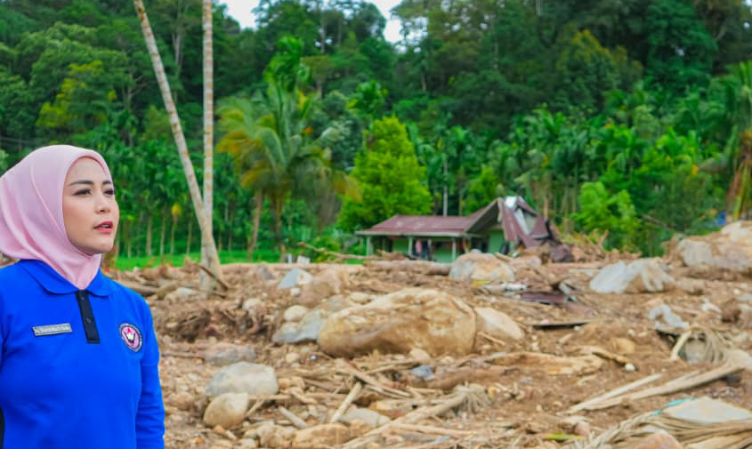 Ketua BKOW Sumbar, Ny Dianita Maulin Vasko, memandang sesudut Jorong Arikia, Nagari Dalko, Kecamatan Tanjung Raya, Kabupaten Agam, yang luluh lantak dihondoh galodo, Selasa (9/12/2025).