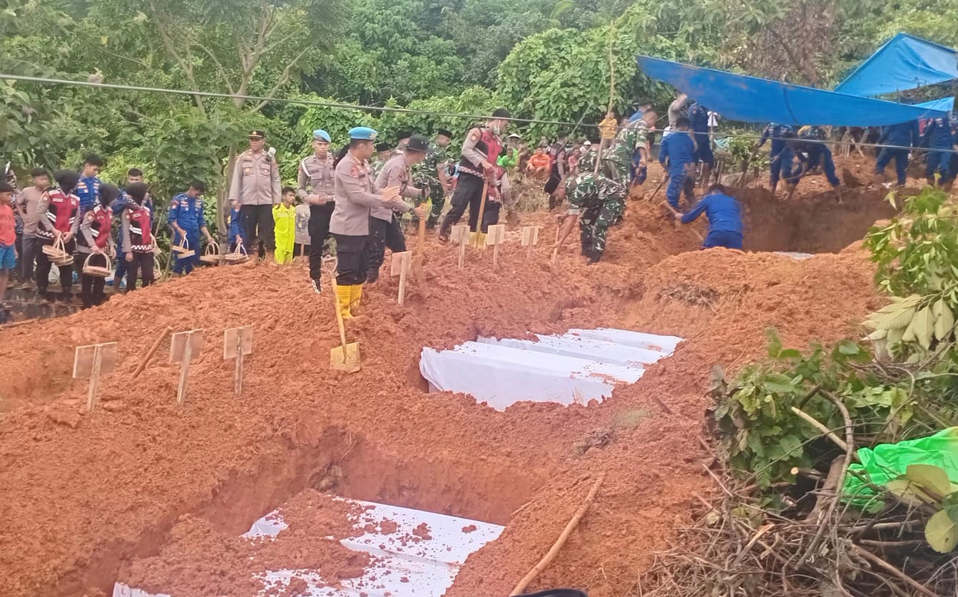 Petugas Polda Sumbar melakukan prosesi pemakaman massal terhadap 24 jenazah korban banjir dan longsor yang tidak teridentifikasi di Pemakaman Bungus, Teluk Kabung, Padang, Rabu (10/12/2025).