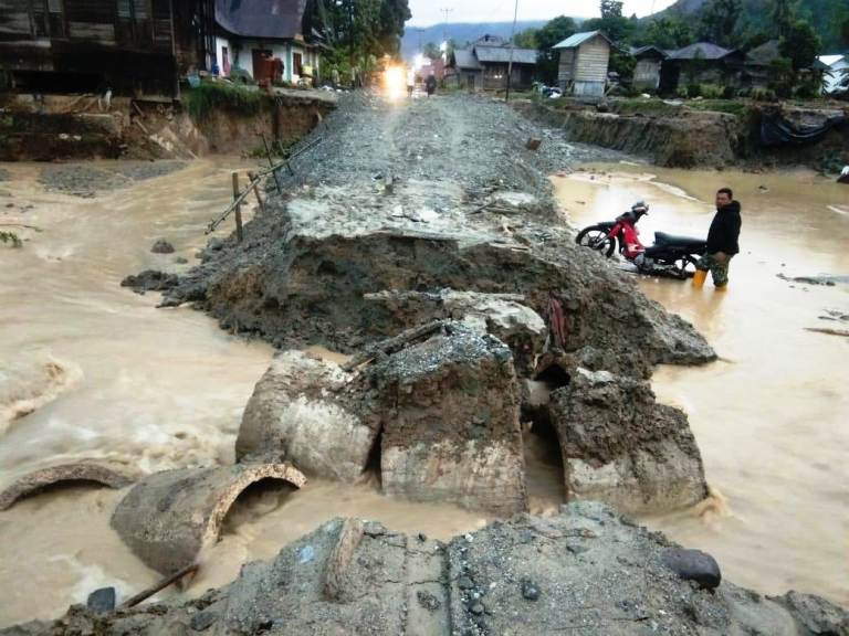 BELUM REDA: Jembatan darurat di Jorong Bancah, Maninjau, Kabupaten Agam kembali putus, akibat hujan yang tak kunjung reda, Rabu (10/12).
