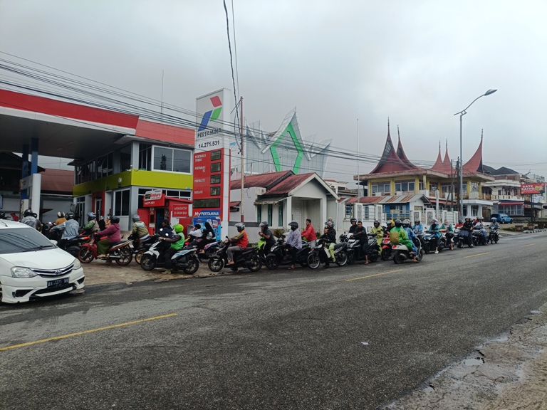 TUNGGU GILIRAN: Para pengendara antre untuk mengisi BBM di SPBU 14271531 Silaiang Bawah, Kota Padangpanjang, kemarin.