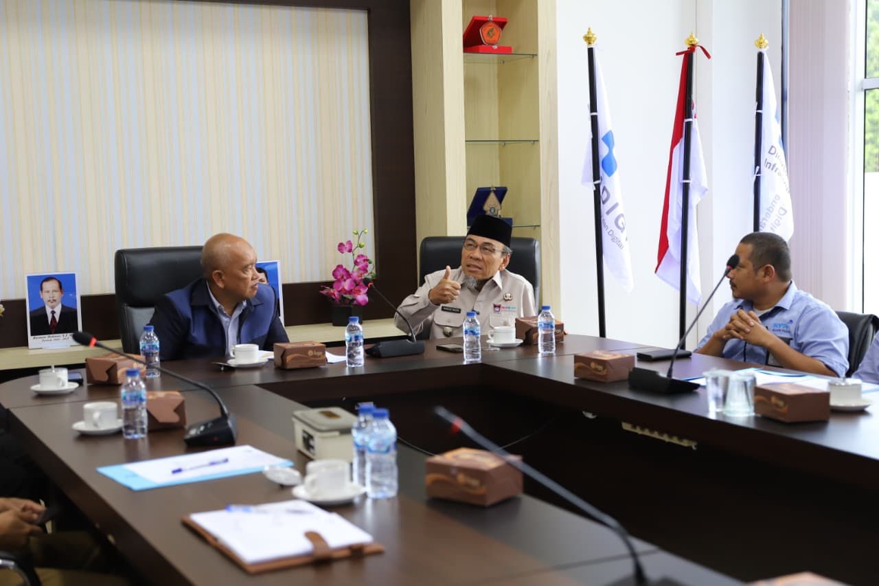 Wawako Padang Maigus Nasir bersama Kepala Balmon Spektrum Frekuensi Radio Kelas II Padang, M. Helmi.