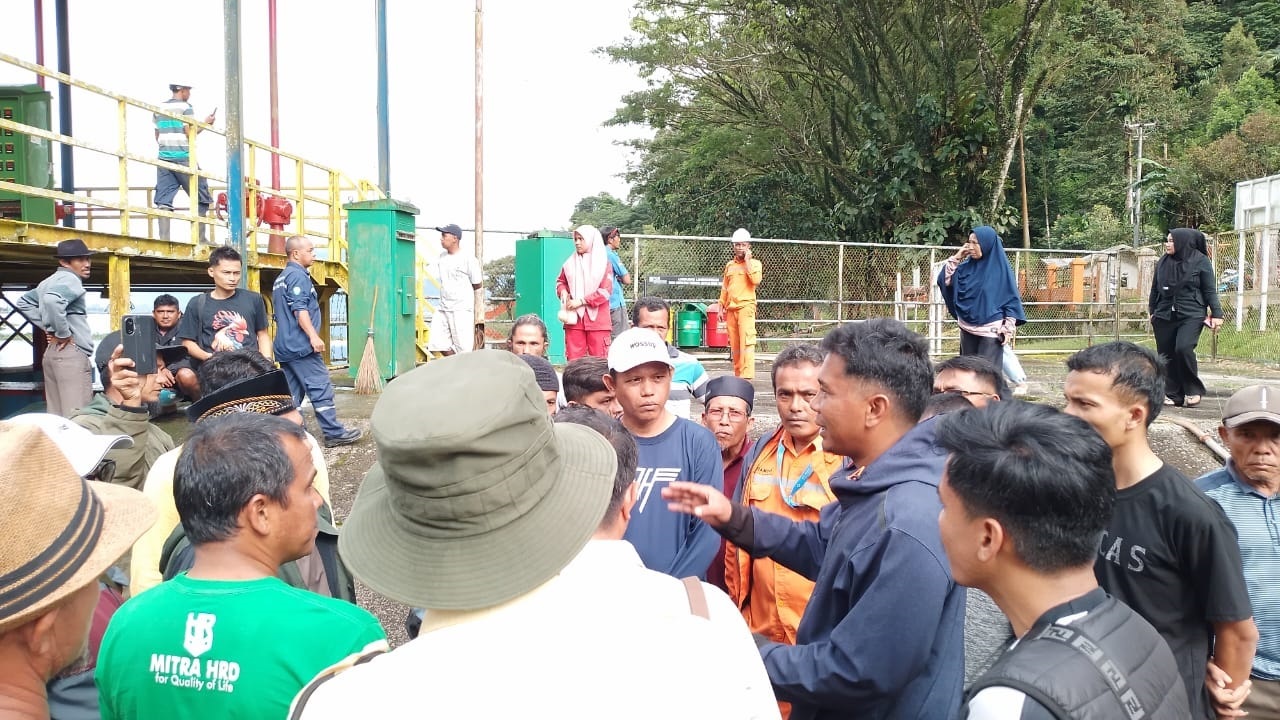 PROTES: Puluhan warga salingka Danau Maninjau mendatangi kantor operasional PLTA Maninjau mendesak pembukaan pintu bendungan air danau, Selasa (9/12).