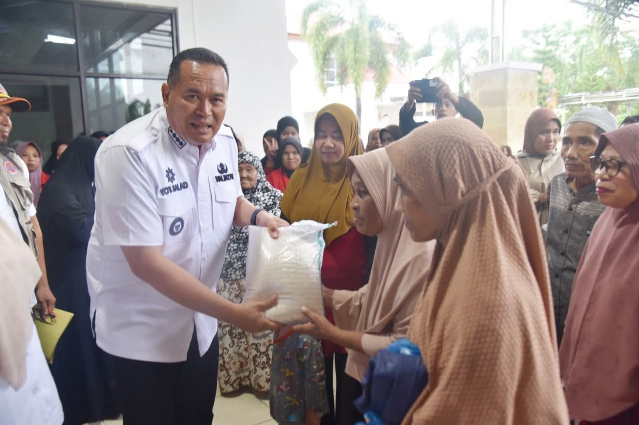 Wako Pariaman Yota Balad menyalurkan bantuan beras Bapanas untuk 200 warga terdampak banjir dan longsor dari empat kecamatan dengan distribusi tepat sasaran.