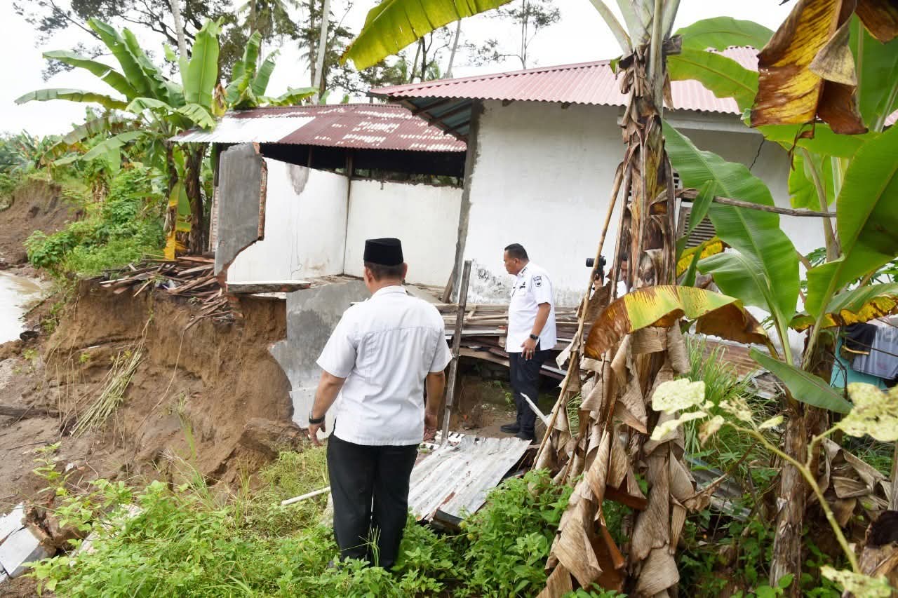 Wako Yota Balad dan Wawako Mulyadi meninjau lokasi abrasi Batang Mangua di Desa Marunggi, Kamis (11/12/2025).