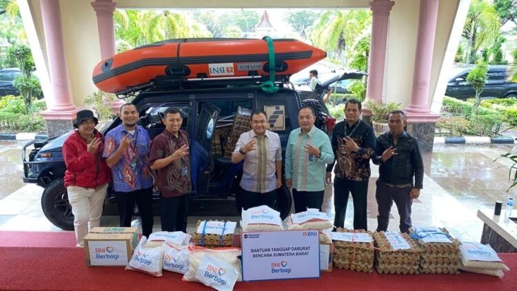 BNI Wilayah 02 salurkan bantuan tanggap darurat untuk korban banjir dan longsor di Sumbar, fokus pada kebutuhan dasar dan koordinasi dengan pemerintah daerah.
