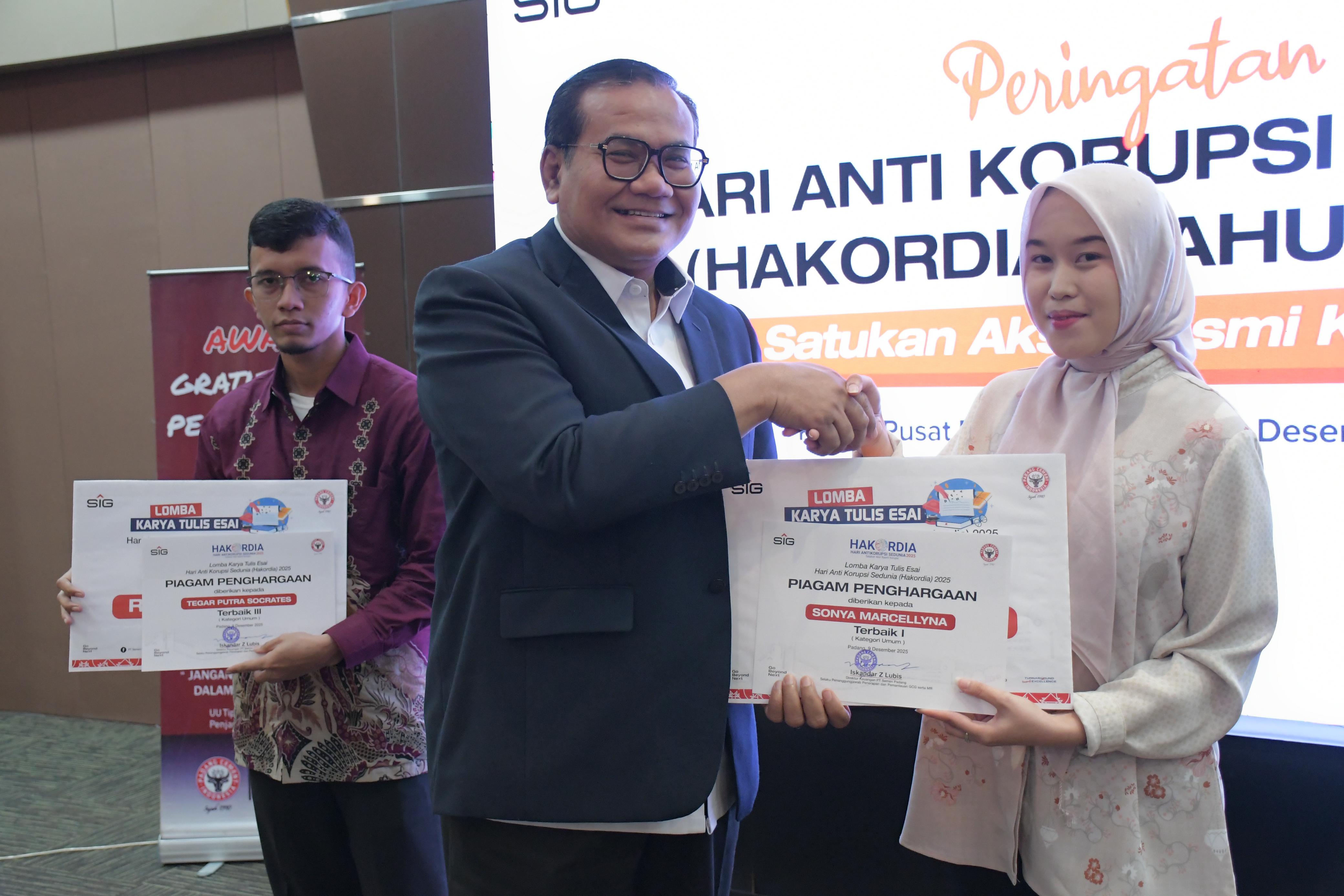 Sonya Marcellyna raih Juara I kategori umum dengan esai &ldquo;Penguatan Integritas Laba Melalui Implementasi Cash Flow Drivers Corporate Governance sebagai Strategi terhadap Praktik Window Dressing di PTSP