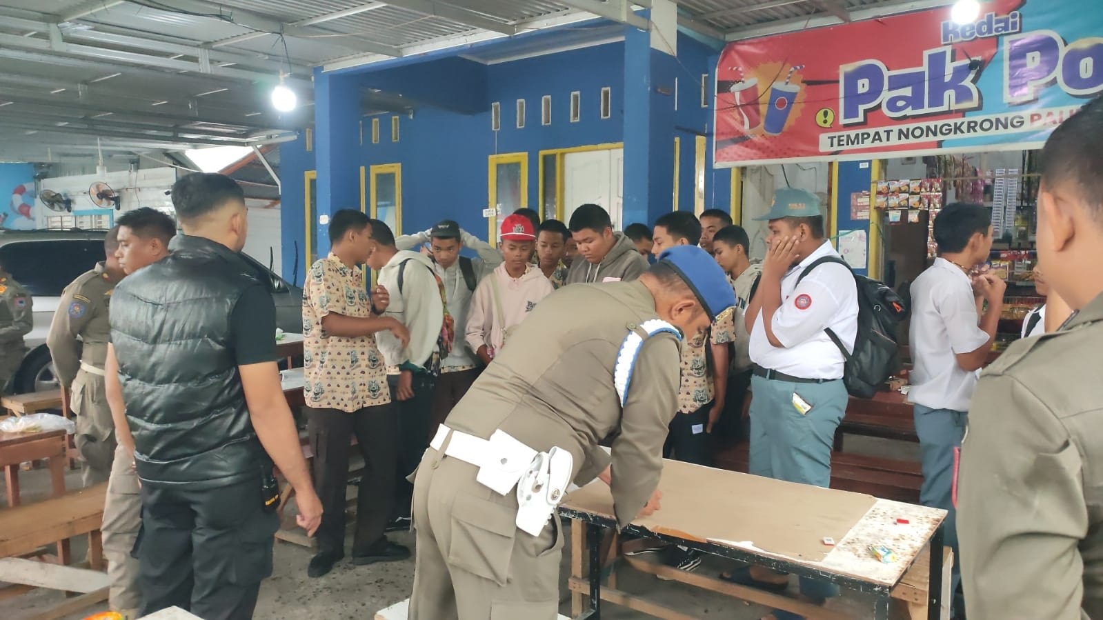 AMBIL TINDAKAN: Personel Satpol PP Payakumbuh saat menertibkan sejumlah siswa yang kedapatan berkumpul di warung belakang Terminal Koto Nan IV saat jam pelajaran, Rabu (10/12).