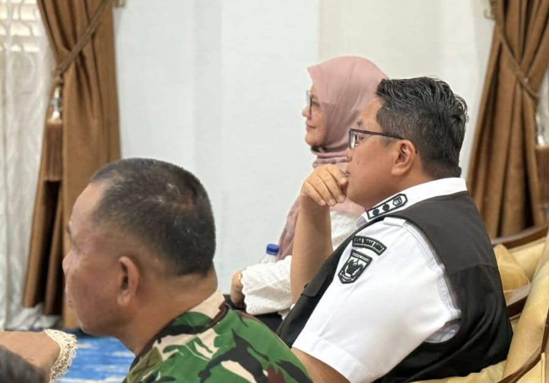 Wabup Tanahdatar Ahmad Fadly mengikuti rapat virtual bersama BNPB terkait percepatan pembangunan Hunian Sementara (Huntara) bagi korban banjir bandang.(Foto: Prokopim)