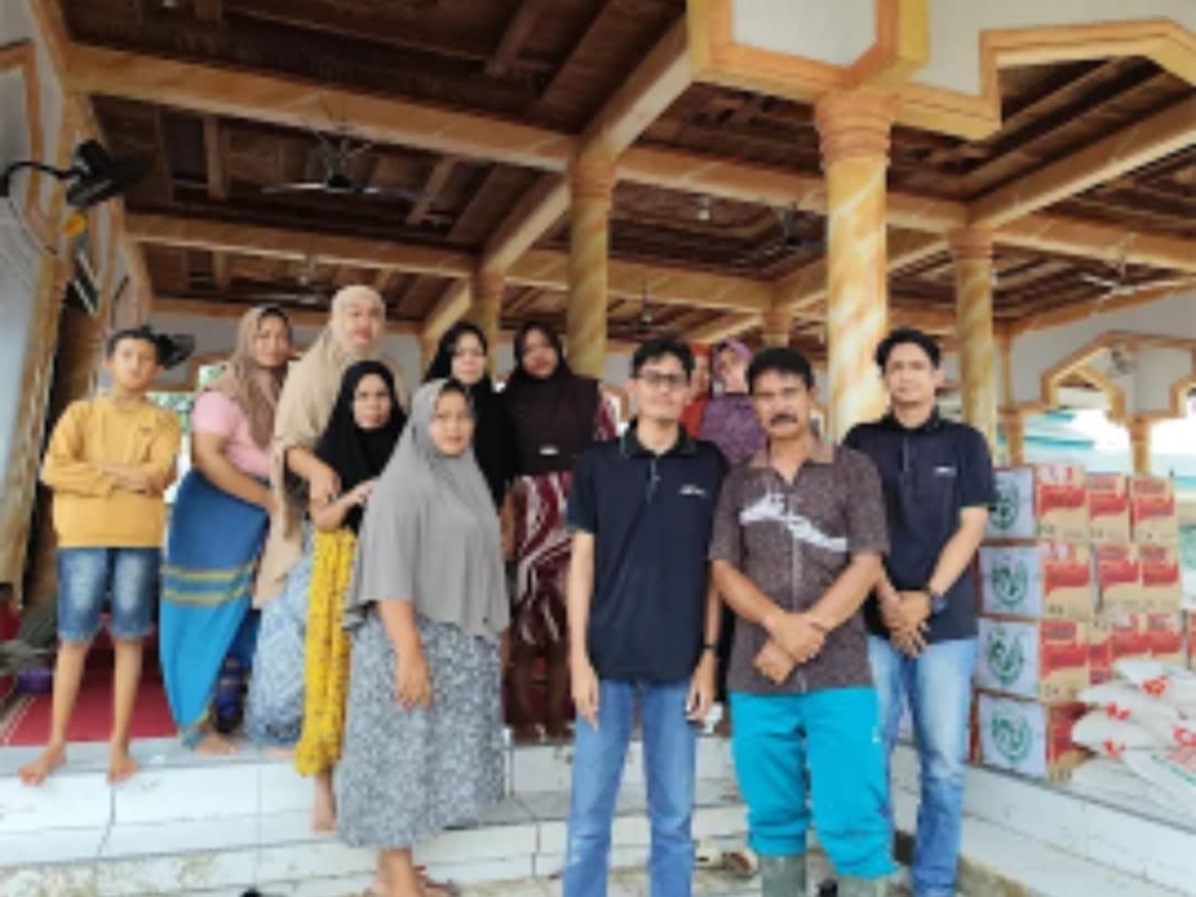 Tim J&T Cargo menyalurkan bantuan kebutuhan pokok kepada warga terdampak banjir.(Foto: Prokopim)