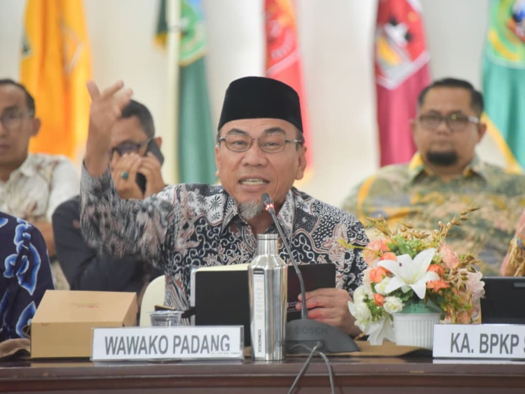 Wawako Maigus Nasir paparkan dampak banjir dan longsor terhadap inflasi dan ketersediaan pangan di Kota Padang.(Foto: Prokopim)