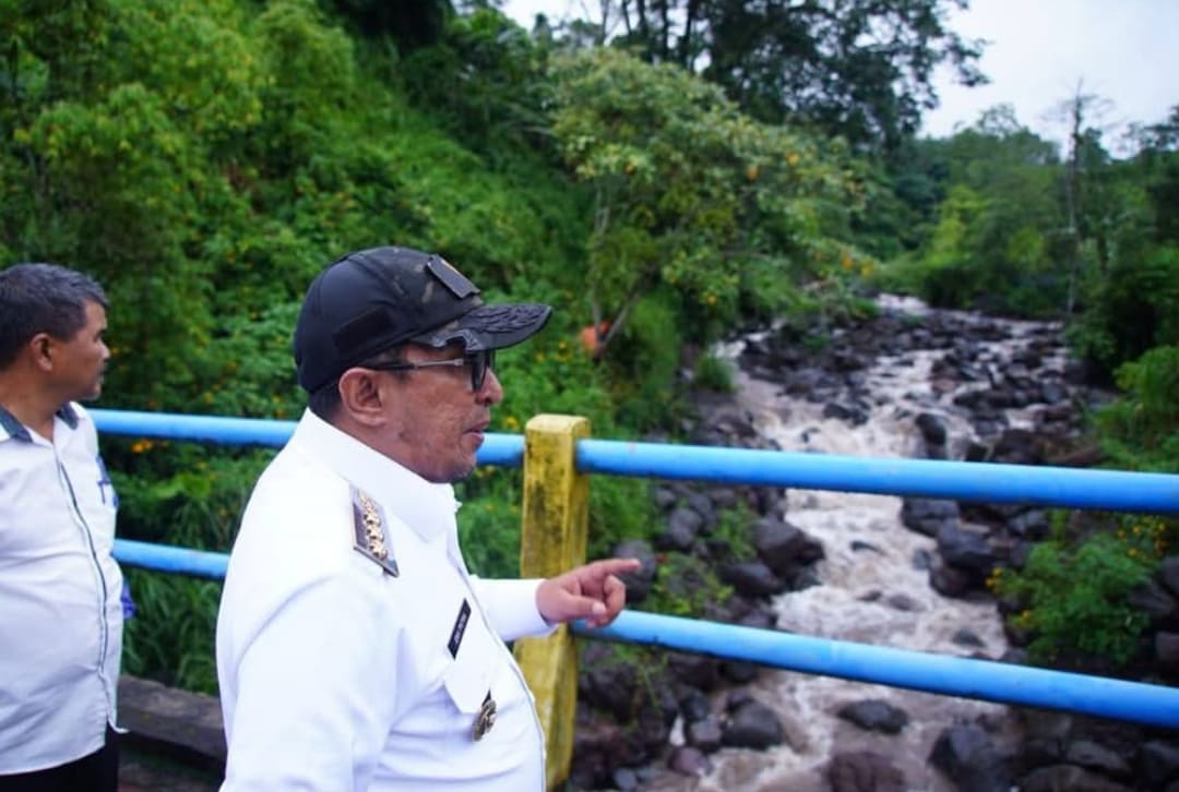 Bupati Tanahdatar Eka Putra meninjau kondisi Sabo Dam di Nagari Pasie Laweh, memastikan debit air tetap normal meski meningkat sementara.(Foto: Prokopim)