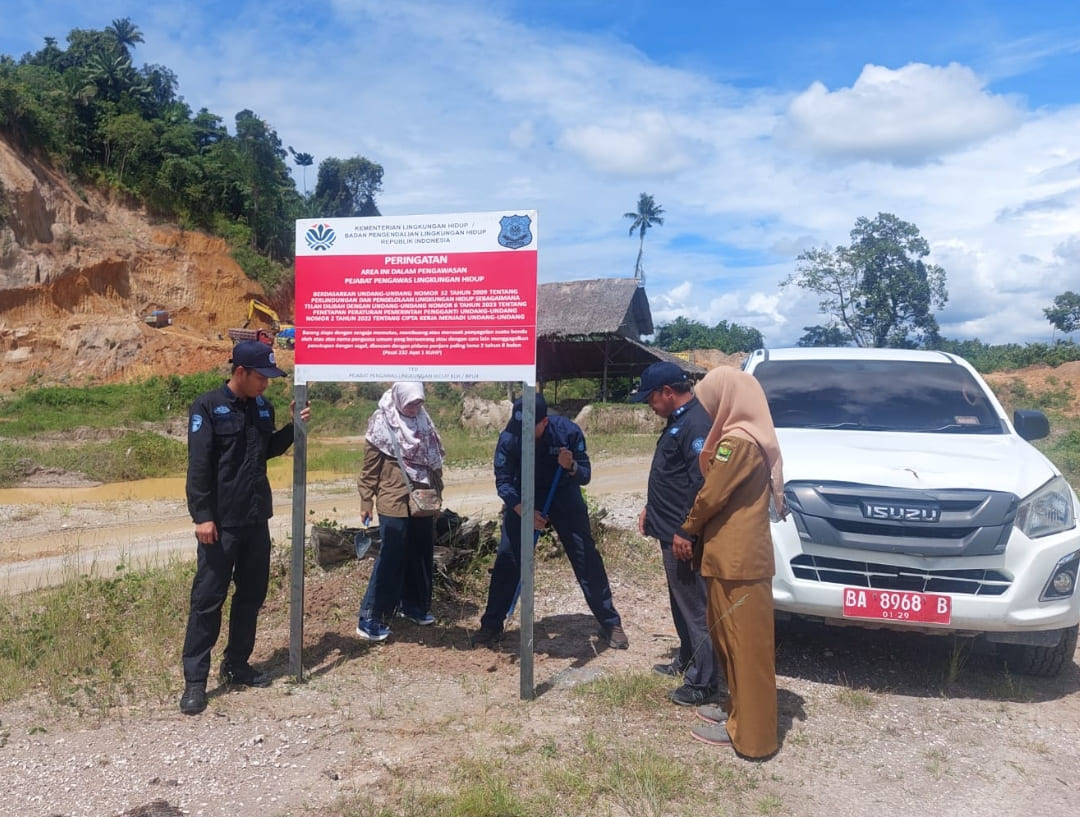 KLH/BPLH menyegel tambang pasca-banjir di Sumbar, fokus pada lokasi tak direklamasi yang berpotensi memicu erosi dan banjir.(Foto: KLH)